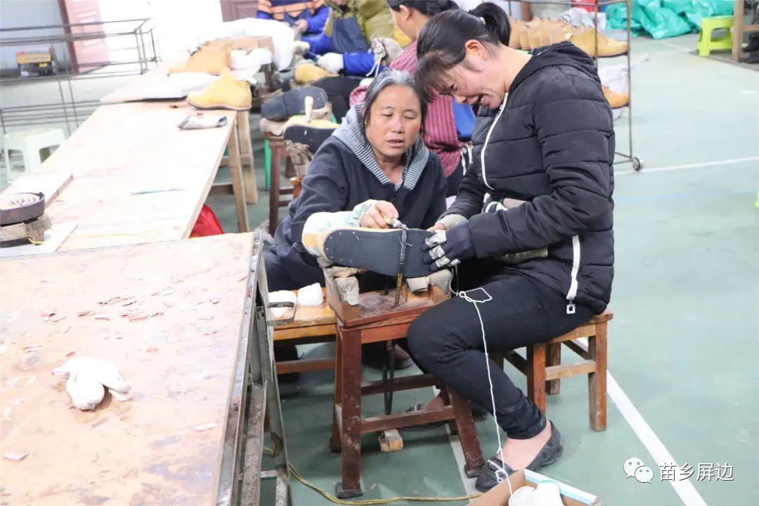 过组织人员实地考察得知,鞋厂坚持手工制作皮鞋,长期与蒙自矿冶有限