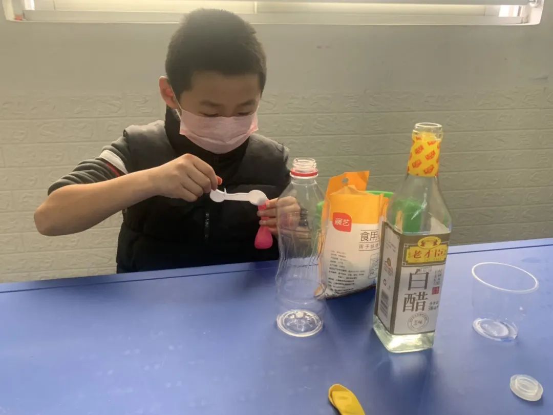 百宏公司儿童之家四点钟学校 学员进行"瓶子吹气球"科学小实验.