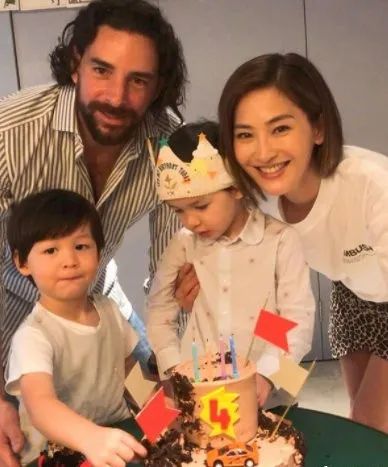 又一翻版郑秀文！名模与洋富商老公8年婚姻告急