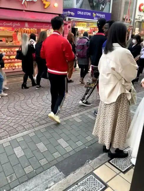 仍在国外？王思聪与帅哥逛街不戴口罩，衣服半