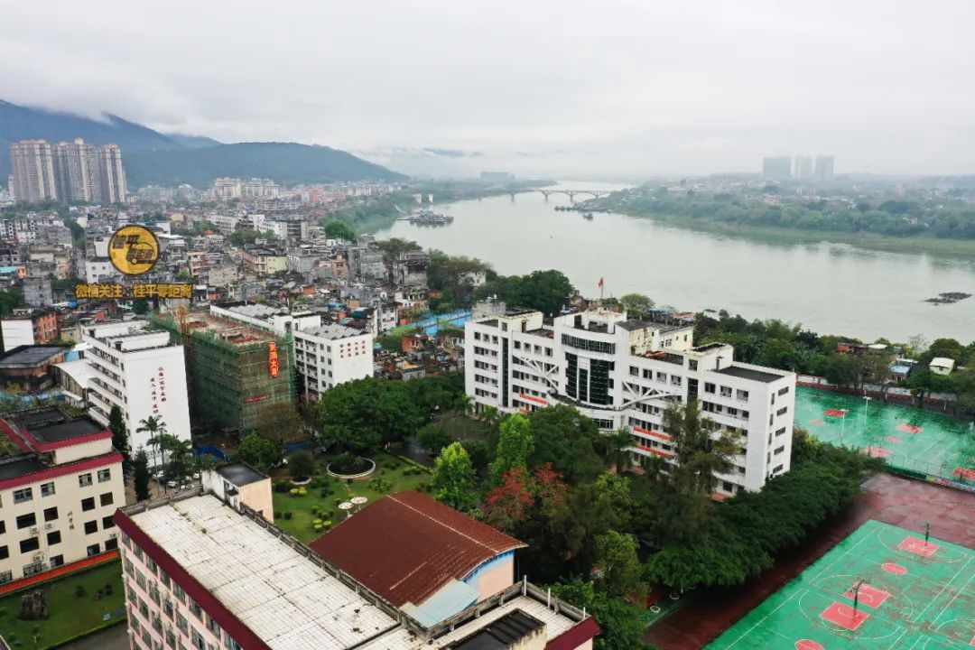 建校于1907年桂平市第一中学一起感受航拍镜头下美丽的一中桂平市第一