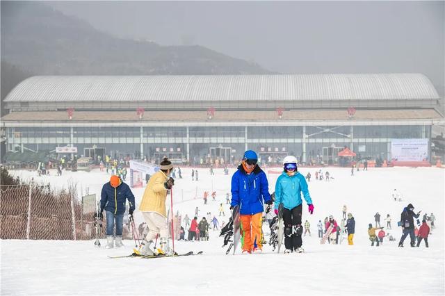 莱芜雪野滑雪场 "养肺" 济南南部山区, 境内群山环抱,沟壑纵横, 山清