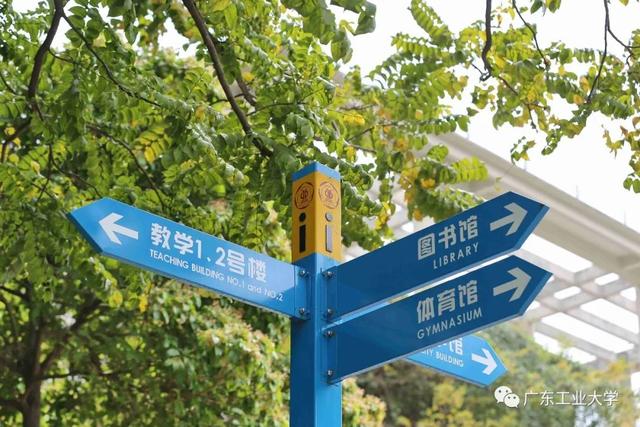 「校园」大学的花都开了，我却还没上学呀春意正浓