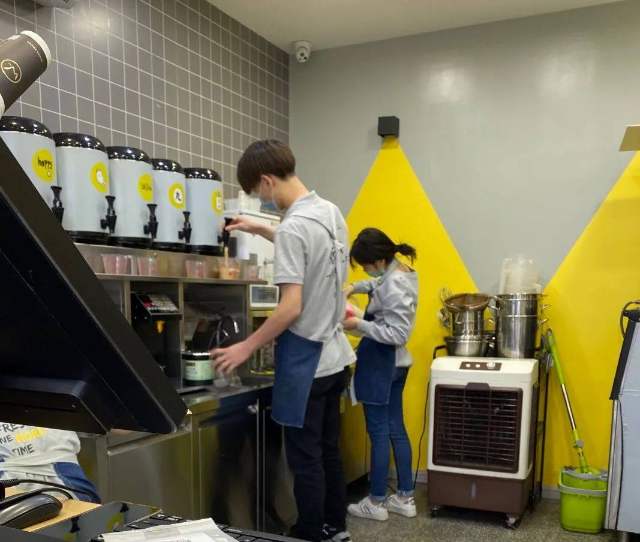 奶茶店开始忙碌起来了