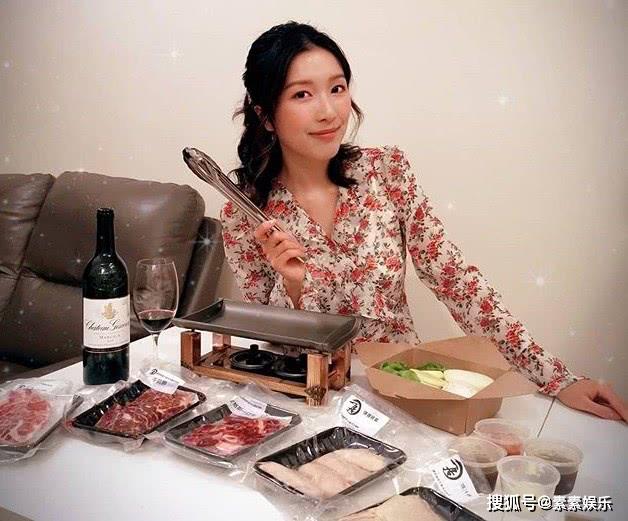 郭嘉文失去李泽楷宠爱，在家中孤独吃烧烤，彻