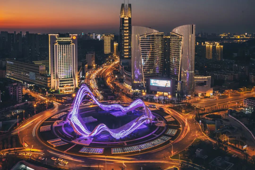 19汉口夜景汉口是繁华的国际化大都市,是武汉市的重要组成部分.