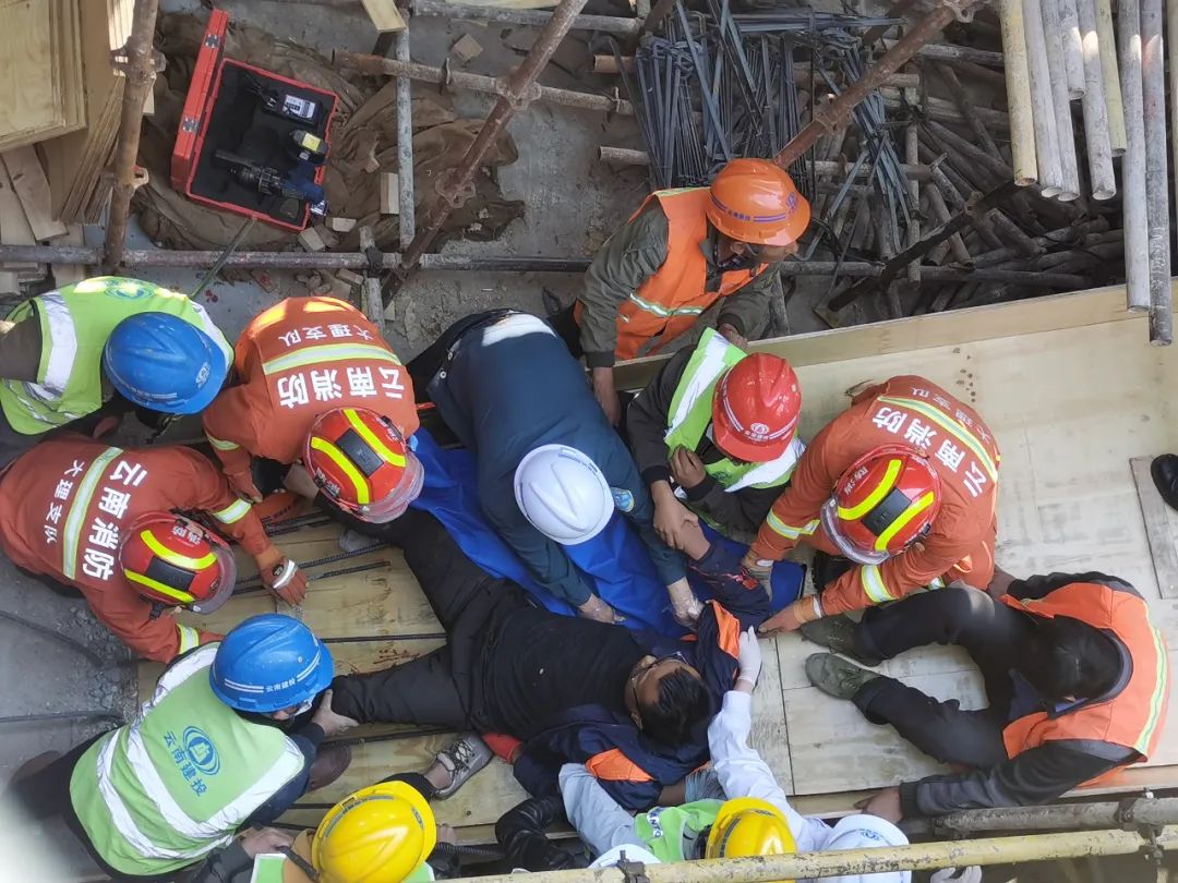 3月22日9时08分,大理市下关镇幸福路一施工工地上,1名工人不慎从高处