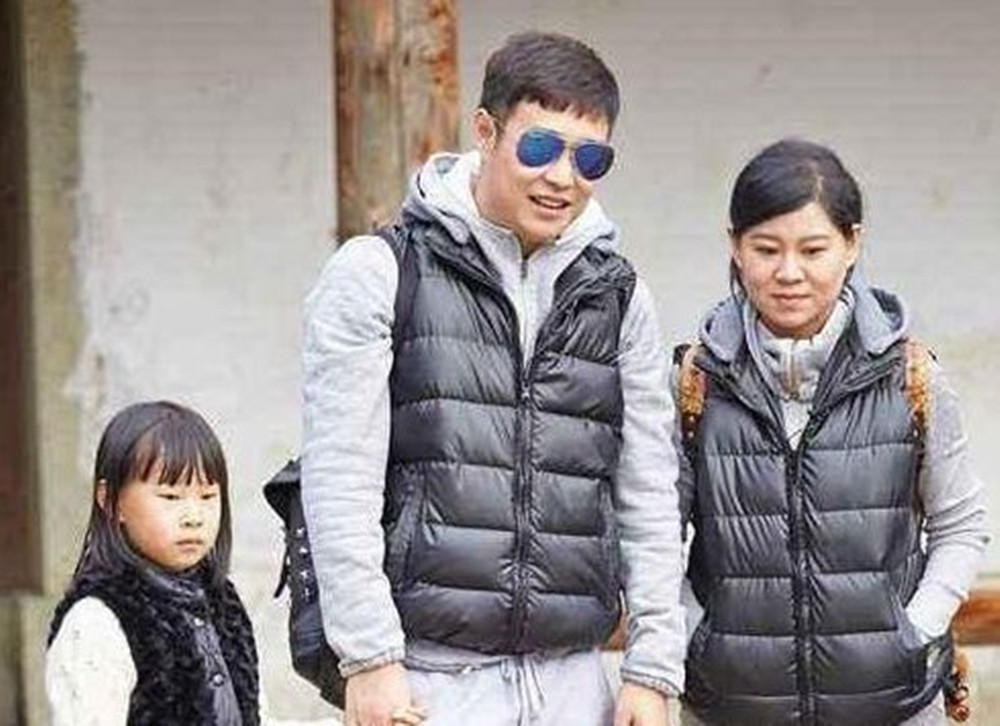 小沈阳晒一家三口合照,14岁女儿颜值蜕变,个头超妈妈长相清秀