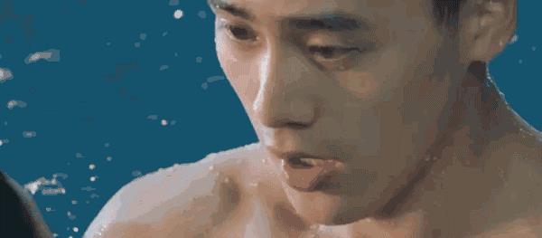 男角易海蓝,由新人朱致灵饰演,剧中游泳池那段真的帅到我了.