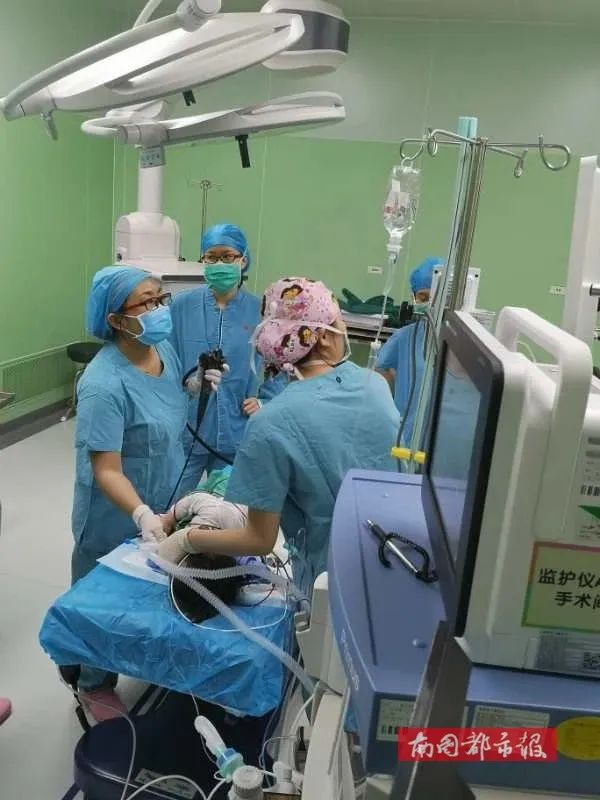 #异物#拍完片子大吃一惊！家长都应该看看....海口1岁女孩一吃就吐