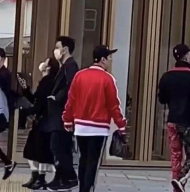 仍在国外？王思聪与帅哥逛街不戴口罩，衣服半