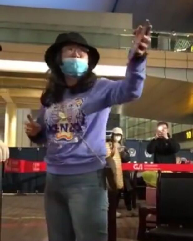 泰国回国女子大闹重庆机场，自称新上海人
