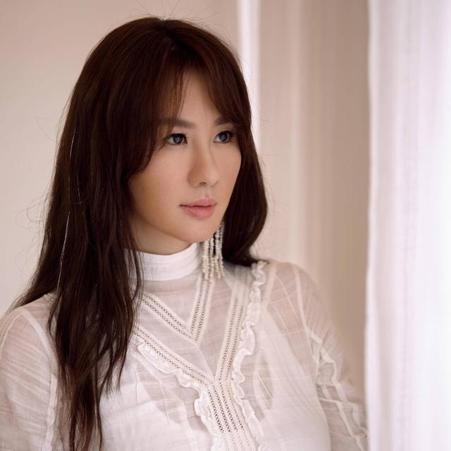 “晶女郎”嫁内衣品牌富商幸福美满 火辣身材进