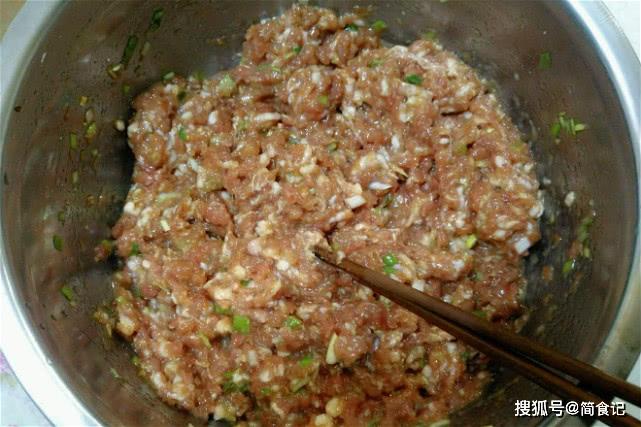 「饺子」到底要不要焯水?很多人做错了,难怪馅不香,出水多包白菜饺子