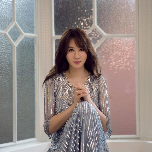 “晶女郎”嫁内衣品牌富商幸福美满 火辣身材进