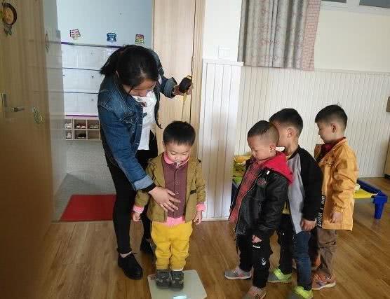 「孩子」真凶就是父母带来的,你家应该也有!专家声称:孩子肠胃“堵”