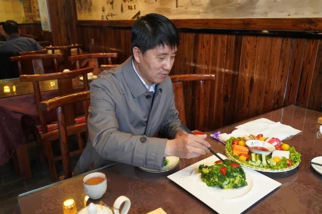 到"二十家子"下饭馆,县委书记张永文为餐饮业复工加油鼓劲