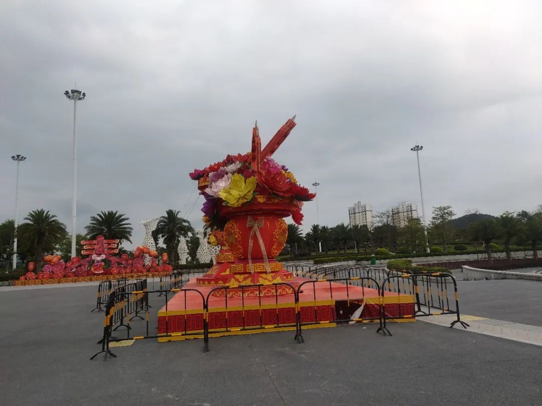 钦州园博园今天恢复开园,许多家长带着孩子来放风