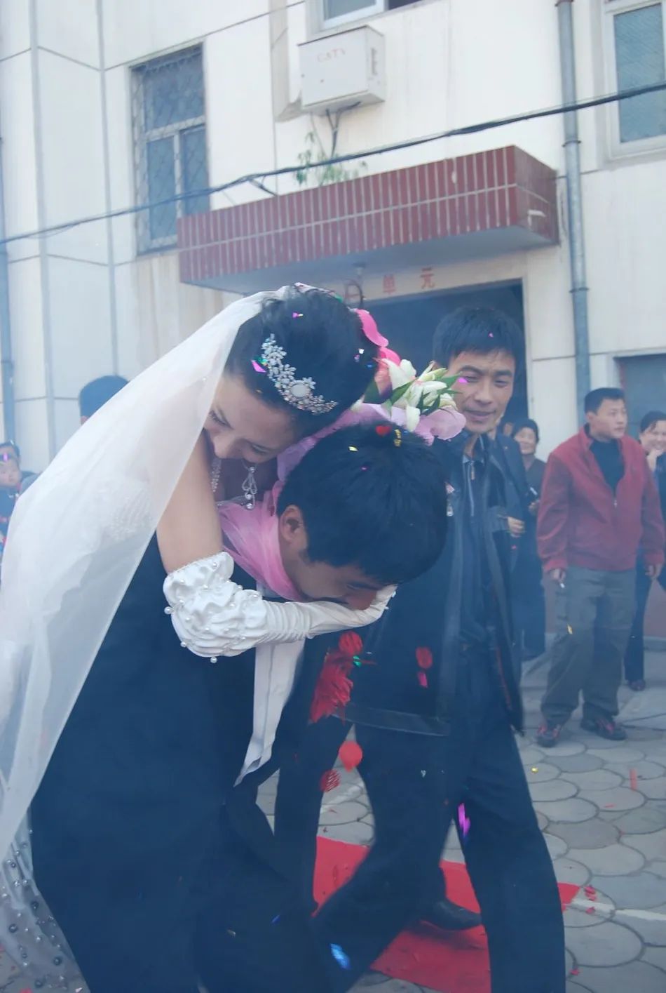 &quot;白富美&quot;嫁农村穷小子，竟被男方亲戚嫌