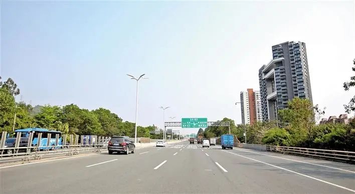 广深高速公路是联系广州,东莞,深圳,香港的重要通道,北起于广州市黄村