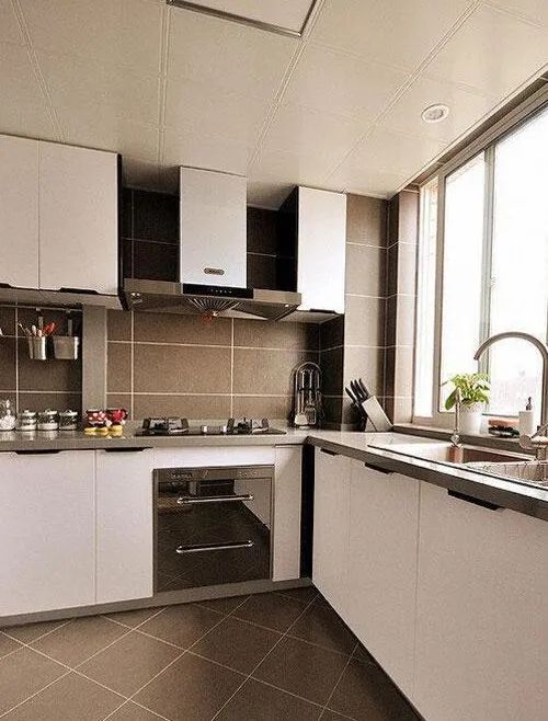 咖色的地砖与墙面搭配白色的橱柜,显得这个厨房很有空间感,给人一种