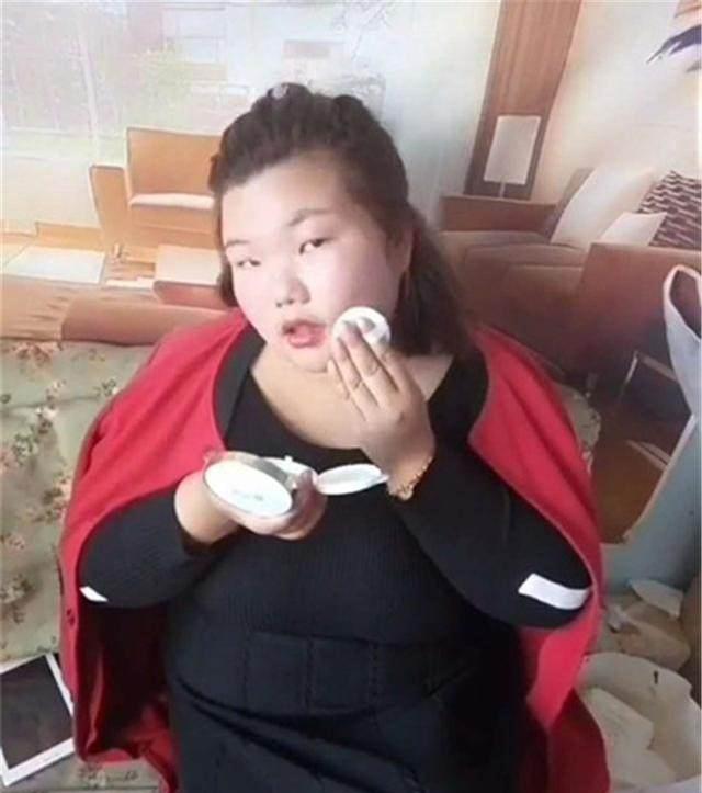 一位小眼睛,胖胖的女孩也不例外,最近,她学了网上的化妆技巧,给自己