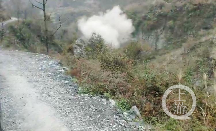 男子地里挖出手榴弹 民警原地引爆