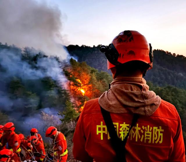 一组高清大图,带你看榆社火场的消防员