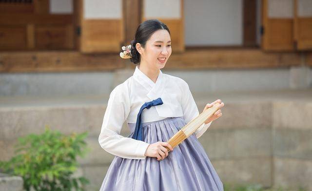 什么是韩国人的传统服装起源于中国明朝透露出自然和内敛之美