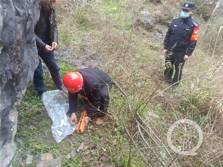 男子地里挖出手榴弹 民警原地引爆