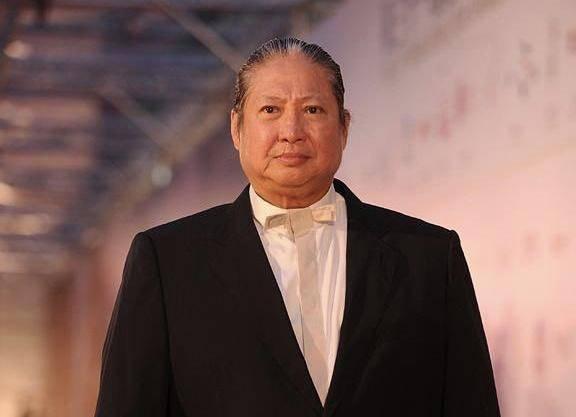 身体好转？68岁洪金宝近照曝光，戴双层口罩拄拐