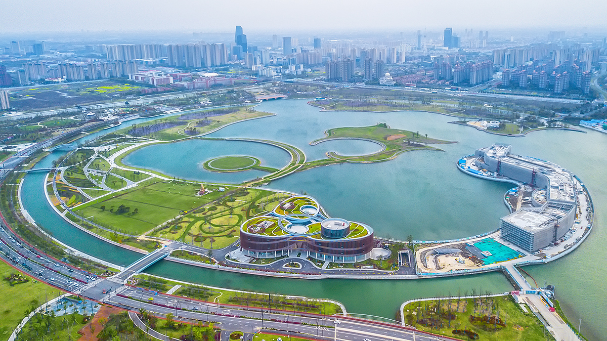 原创迪拜成功造就棕榈岛和世界岛而上海成功造就滴水湖和上海之鱼湖