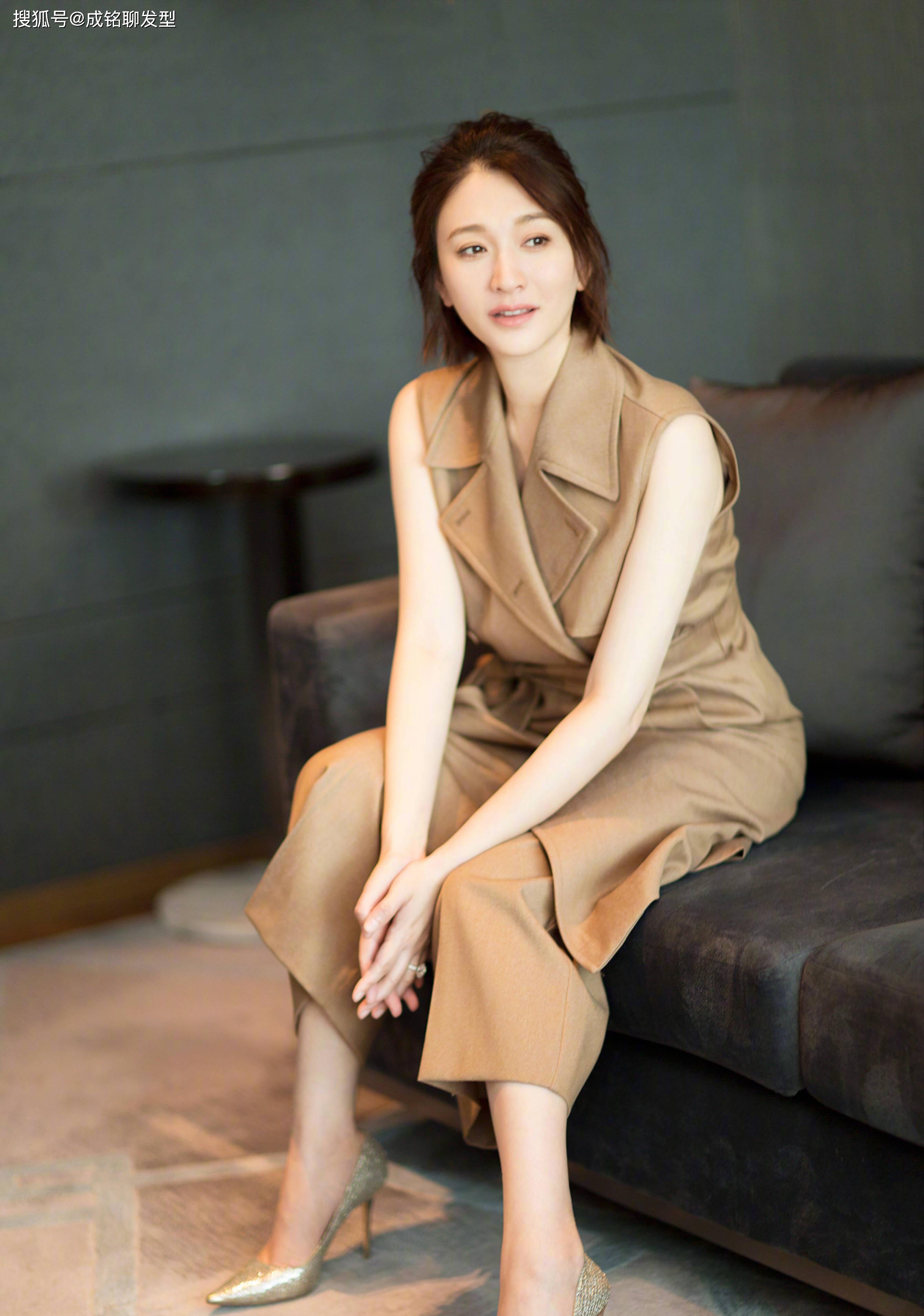 李小冉真是冻龄女神44岁穿花裙子毫无违和感女神气场好强大