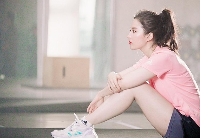 刘亦菲为代言阿迪拼了练出马甲线晒成小麦色少女胯过于养眼