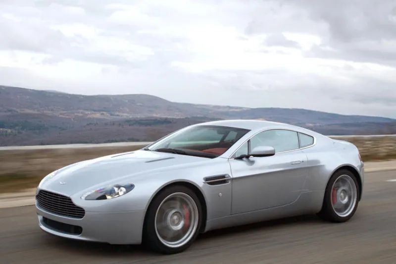 因007与你结识阿斯顿马丁vantage70周年快乐