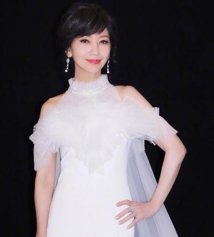 原创岁月从不败美人!央视主持周涛晒52岁生日照,保养能力不输赵雅芝