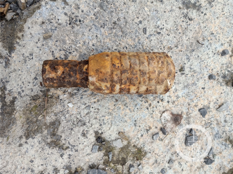 男子地里挖出手榴弹 民警原地引爆