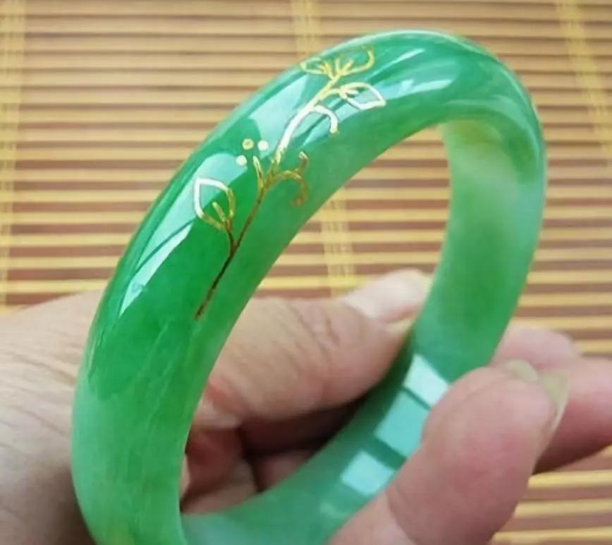 翡翠裂纹究竟是如何形成的?它与石纹是一样的吗?