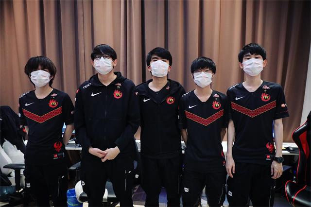 原创fpx赛后合照换了新背景网友终于不用探监了