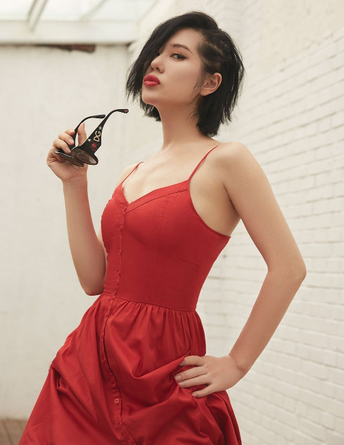 她曾与导演同居12年被嫌弃，如今资产40亿却无人