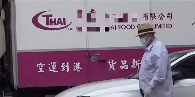 身体好转？68岁洪金宝近照曝光，戴双层口罩拄拐