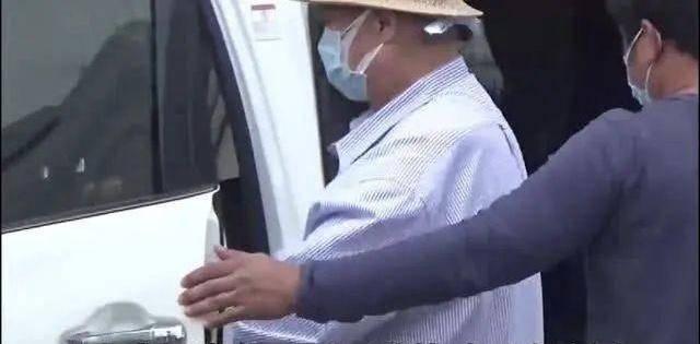 身体好转？68岁洪金宝近照曝光，戴双层口罩拄拐