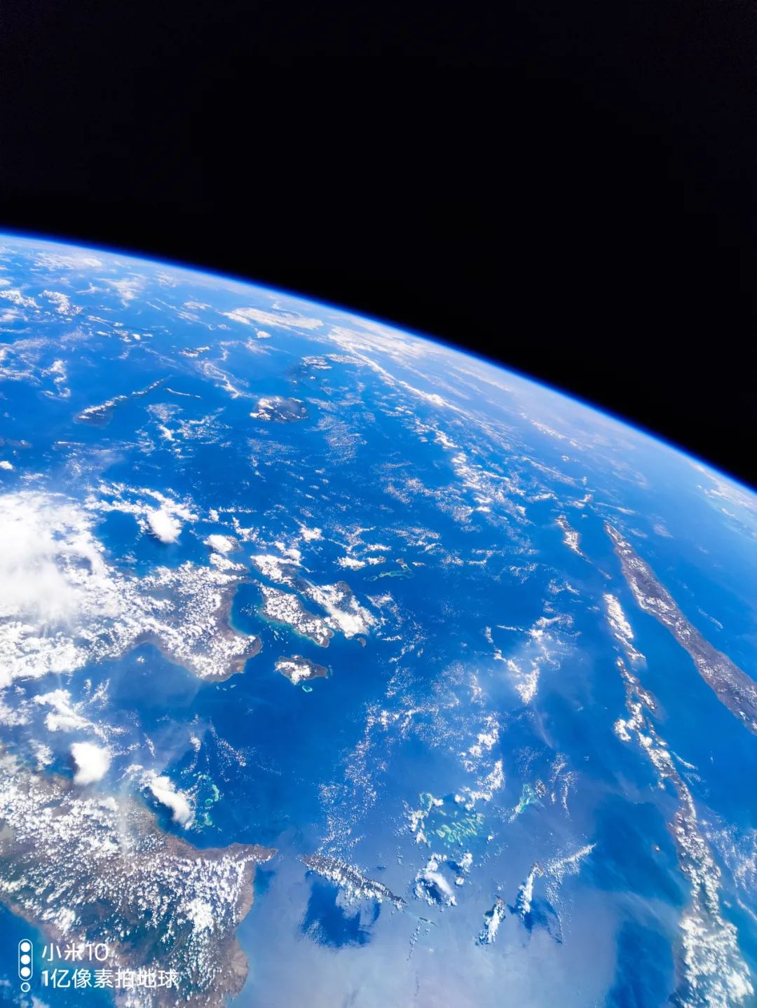 这次发布会的主视觉,有一个漂亮的蓝色星球背景,用的就是我们1亿像素