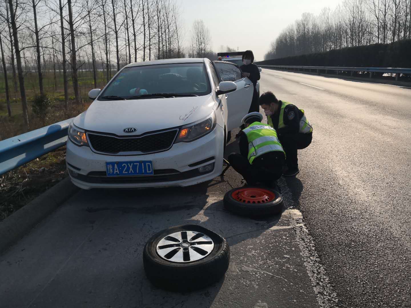 复工途中车辆爆胎,商丘高速交警暖心援助换轮胎