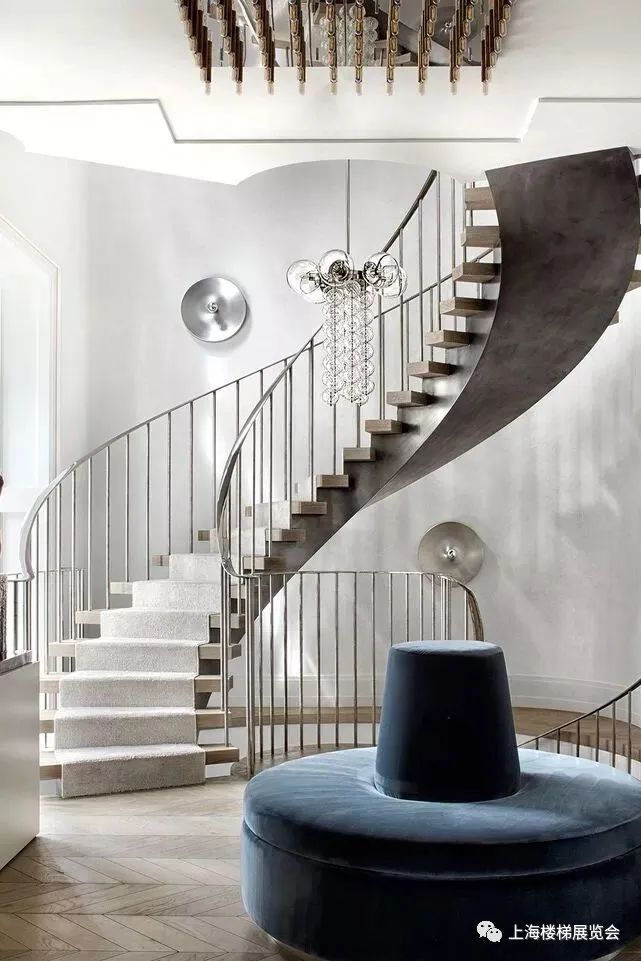 楼梯款式多变,有u字转角,有90度转直角形,有s形360度螺旋式,有180度