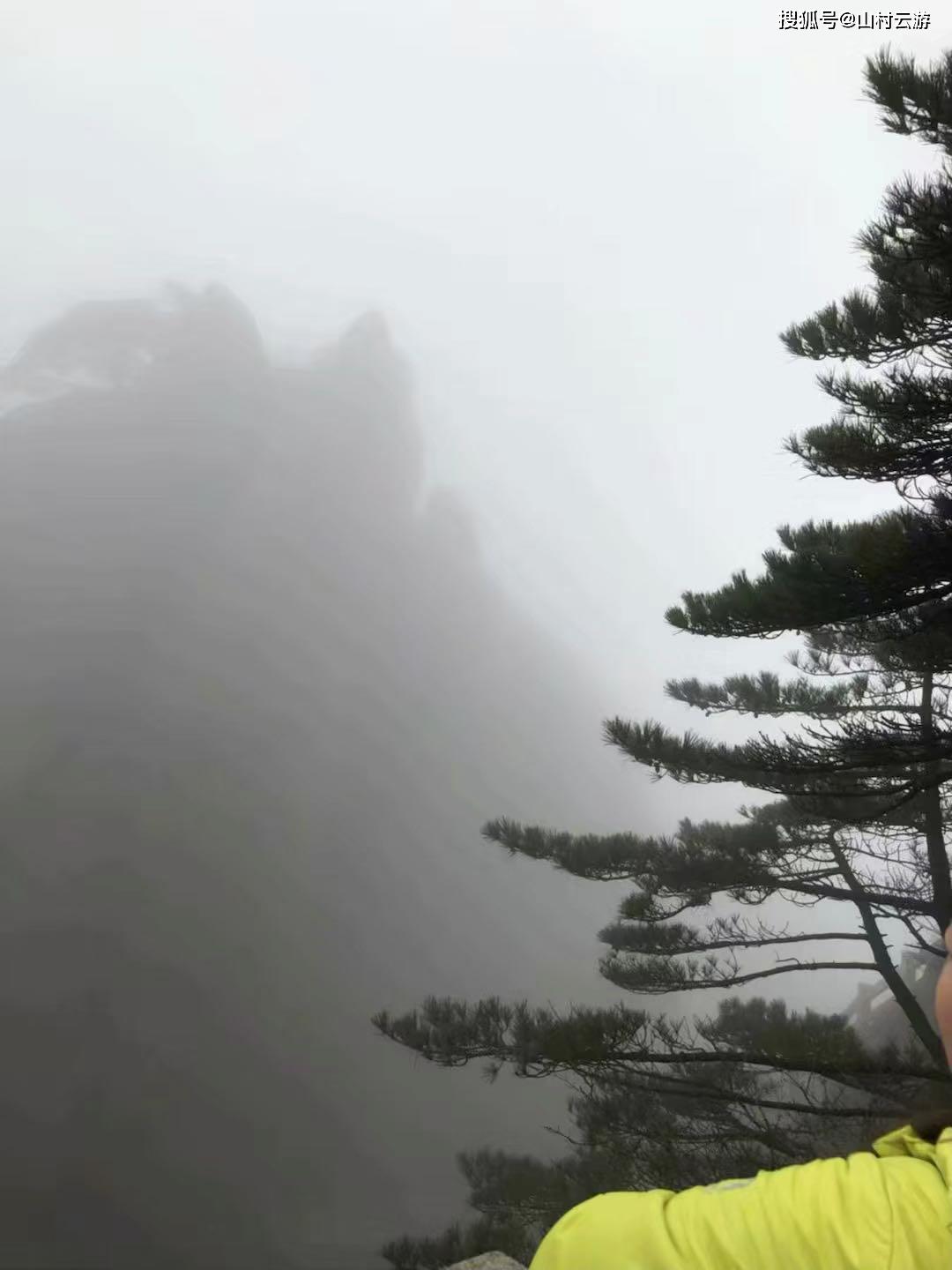 大山里雾蒙蒙的一个早晨