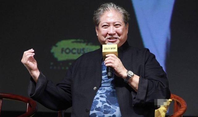 身体好转？68岁洪金宝近照曝光，戴双层口罩拄拐