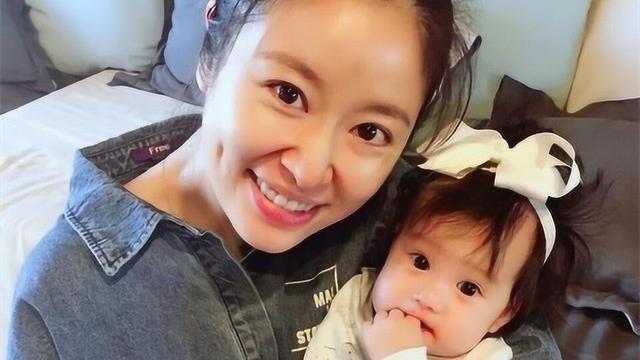 力破离婚谣言！霍建华林心如带女儿度假，幸福