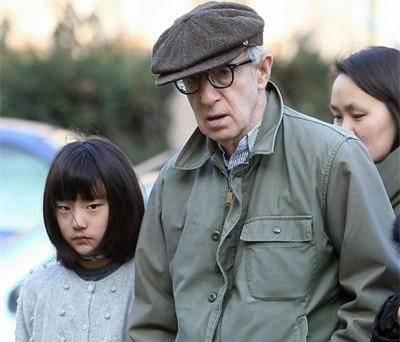 84岁好莱坞导演的精彩人生：与小35岁养女变情侣