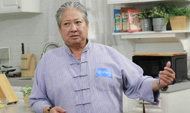 身体好转？68岁洪金宝近照曝光，戴双层口罩拄拐